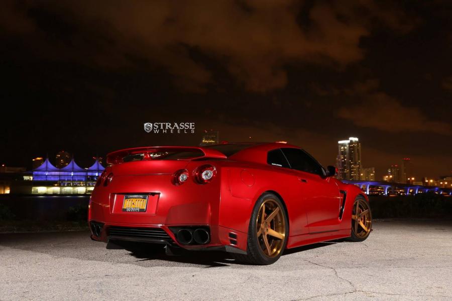  Nissan GT-R on Strasse Wheels 2015 года  (фото 2 из 12)
